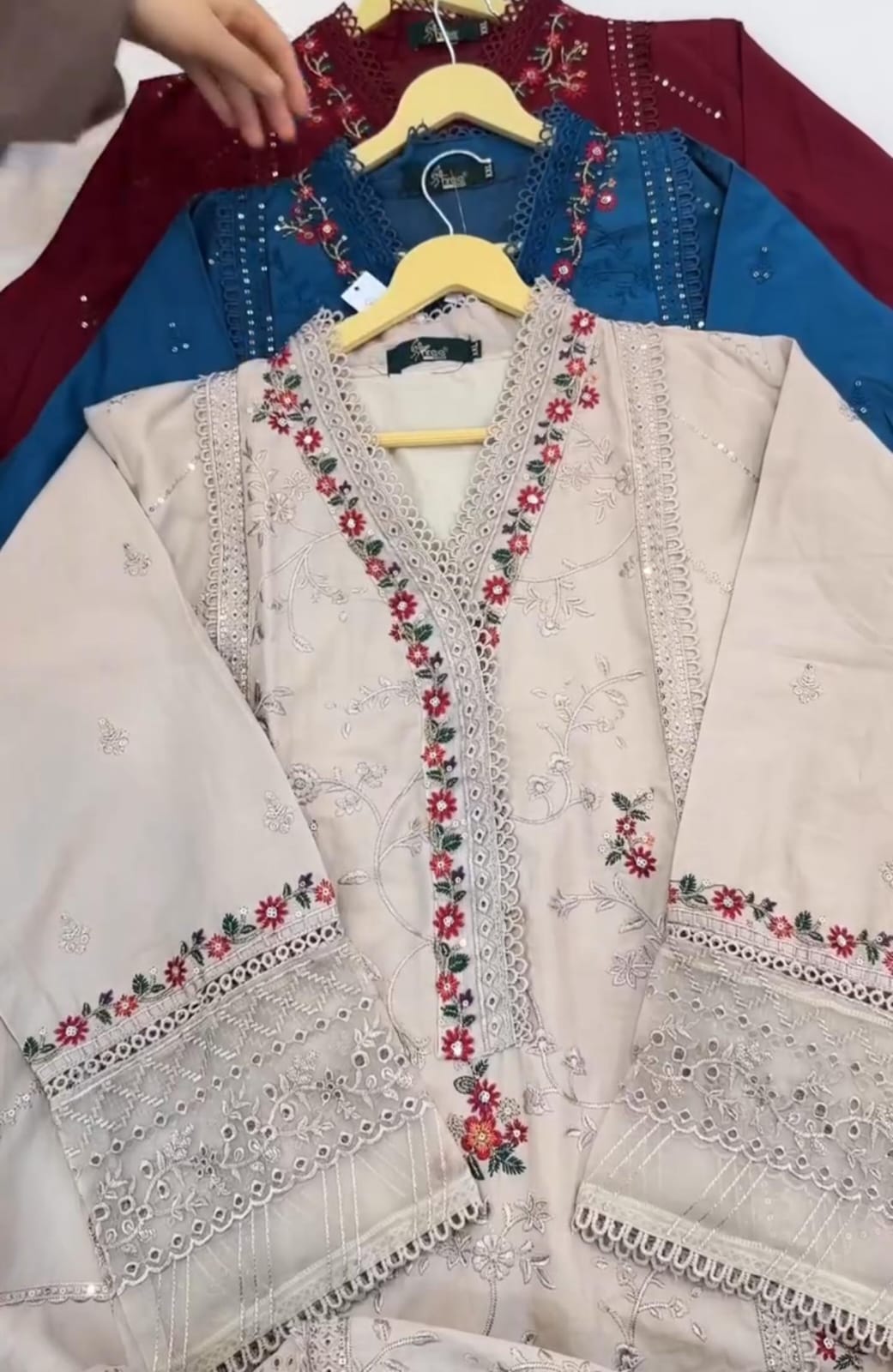 Elegant Women’s Embroidered 3-Piece Suit 🌸