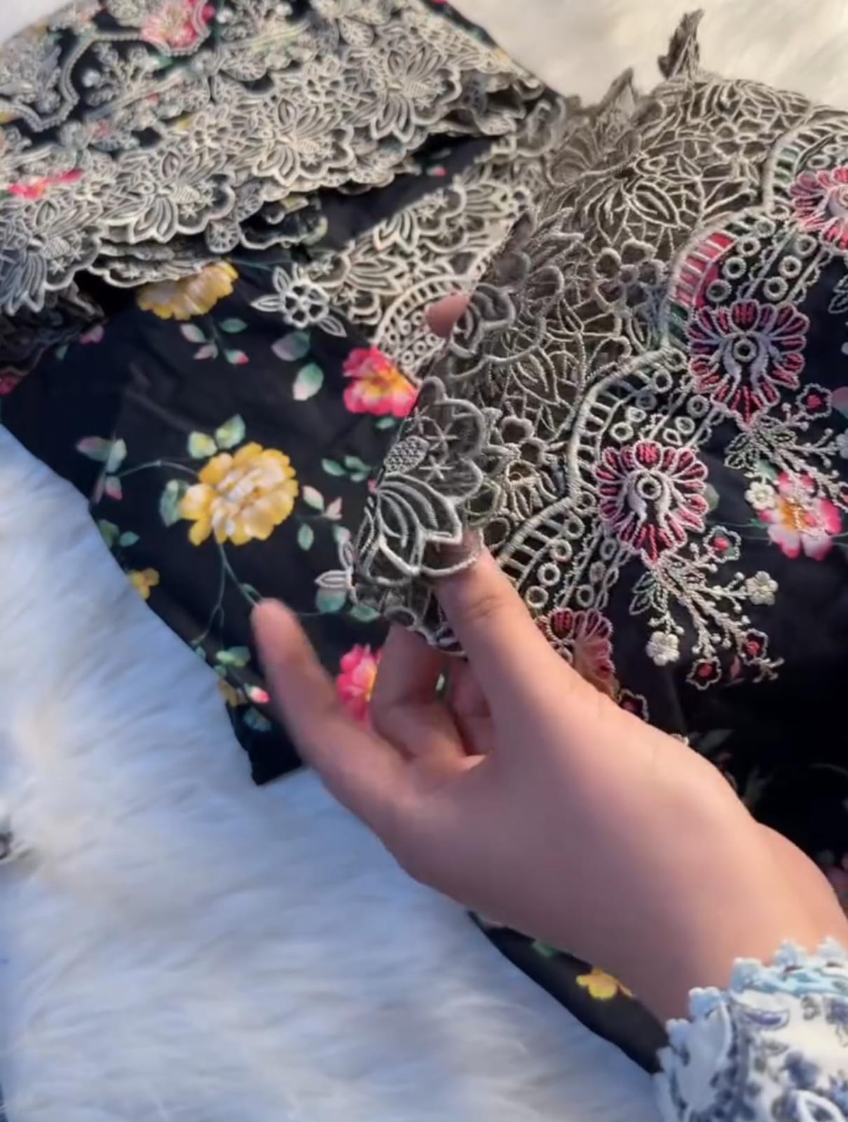 Women Embroidery Lawn 3pcs Suit 🌸