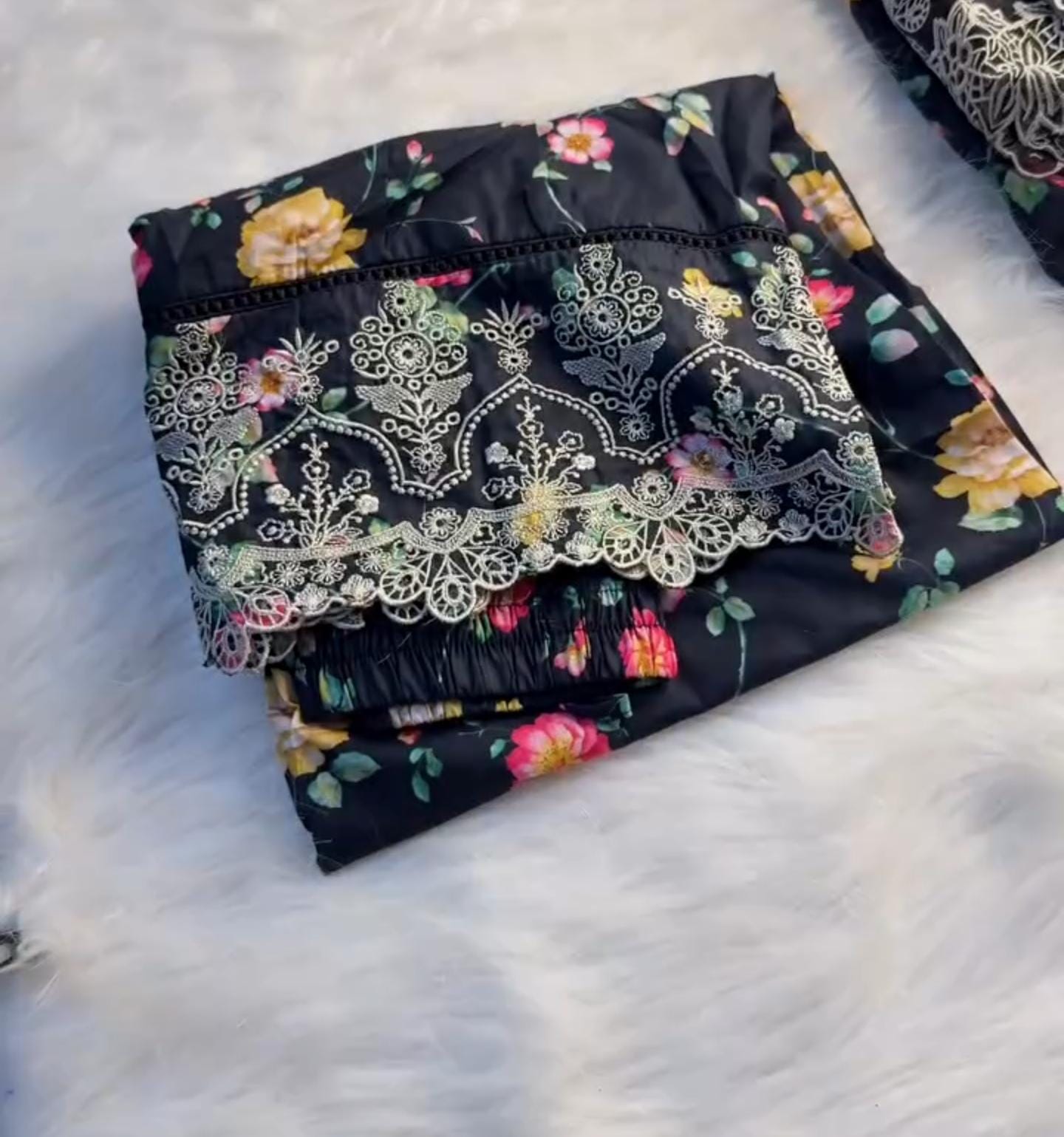 Women Embroidery Lawn 3pcs Suit 🌸