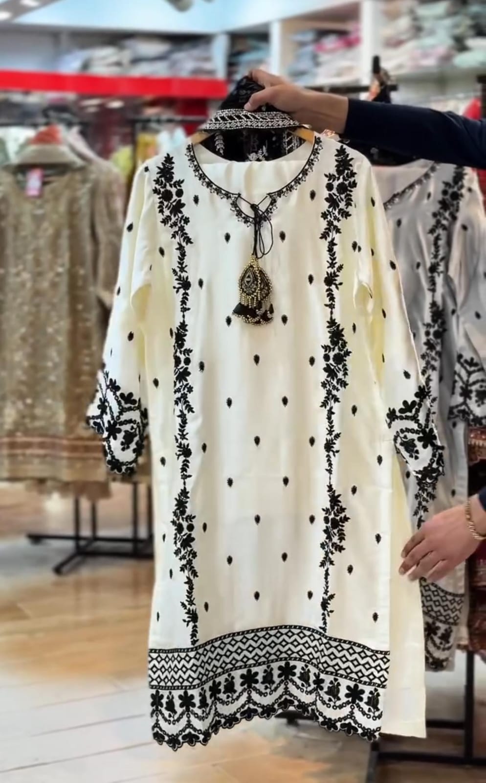 Elegant 3-Piece Embroidered Suit for Women 🌙