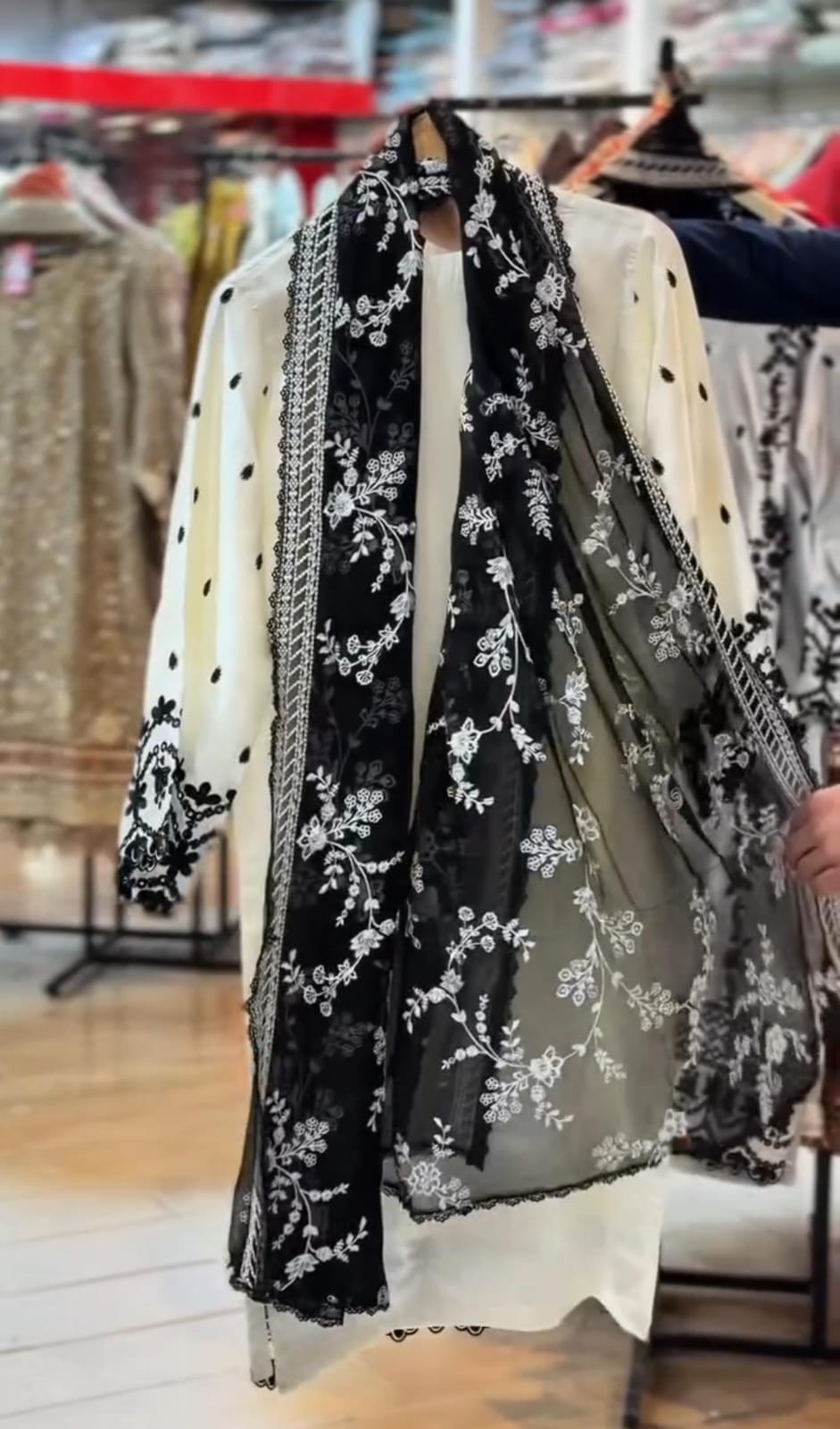 Elegant 3-Piece Embroidered Suit for Women 🌙